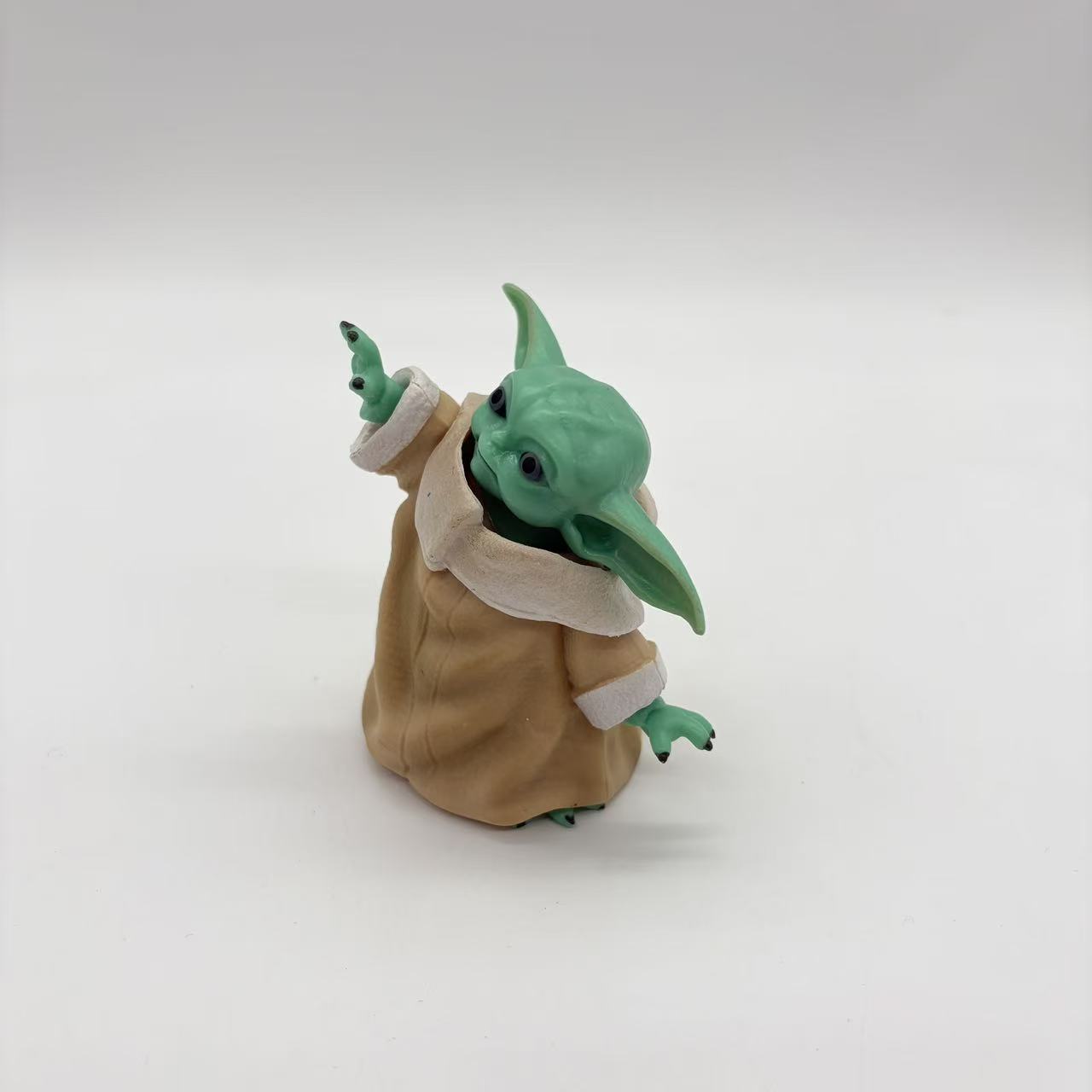 Statue du petit bébé YODA mand - Baby Yoda Products avis et prix